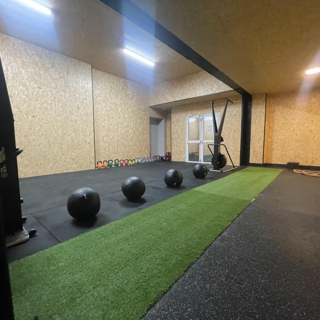 Espace HYROX Training Club – kettlebells et medicine balls