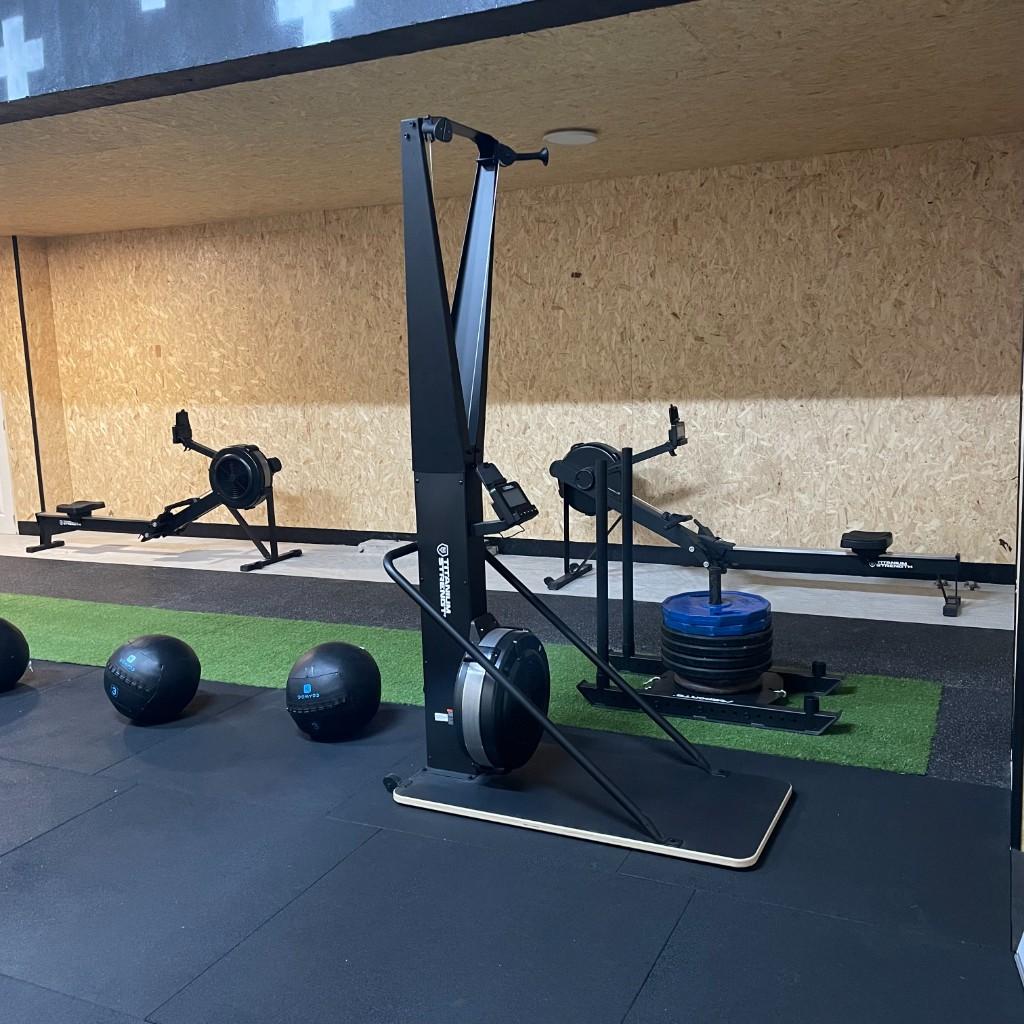 Espace HYROX – rameurs et équipements